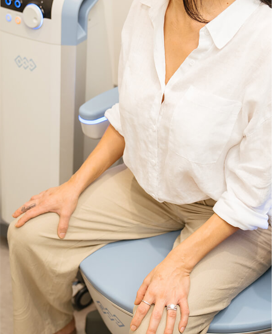 Mujer sentada en silla EMSELLA